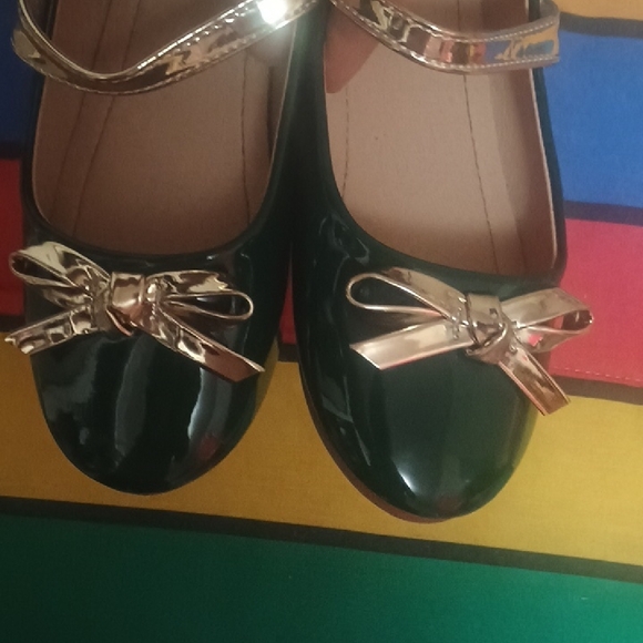 Stylish Green and Gold Kids Shoes - Picture 4 of 4